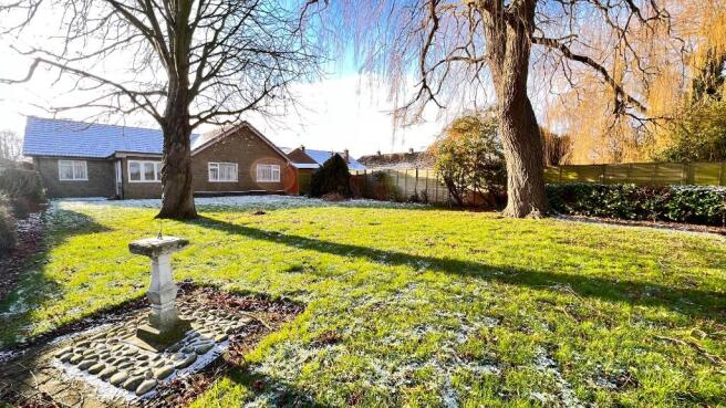 4 bed property, in Knights End Road, £345,000
