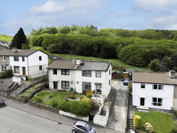 3 bed property, in Glenlochay Road, £125,000