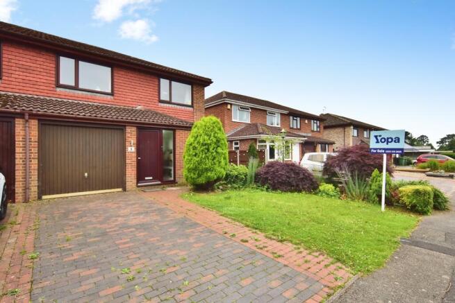 4 bed property, in Ellingham Leas, £450,000