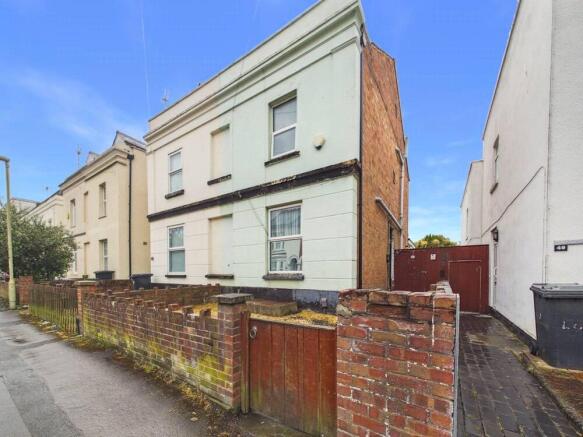 4 bed property, in Regent Street, £270,000