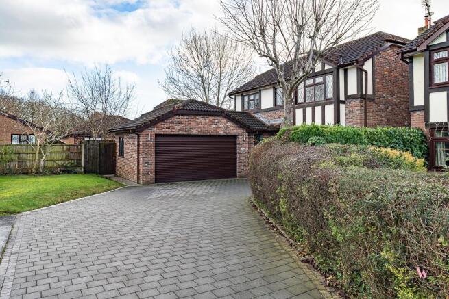4 bed property, in Redshank Avenue, £400,000