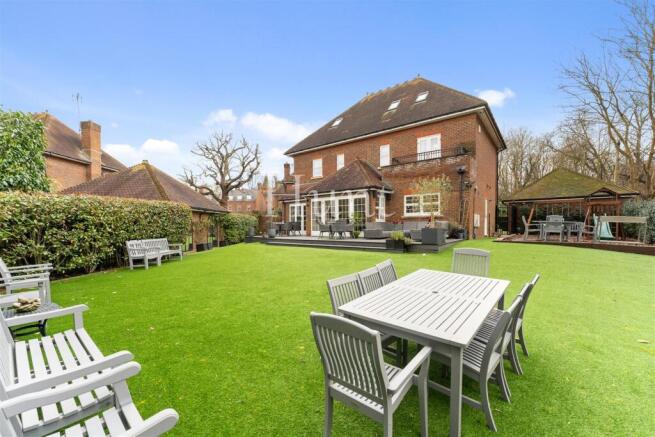 5 bed property, in Regents Drive, £1,600,000