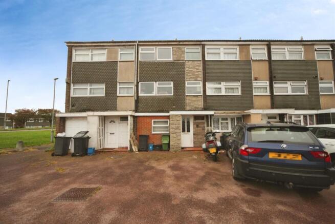 4 bed property, in Axe Close, £280,000