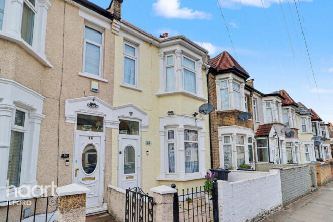 3 bed property, in Buckingham Road, £475,000