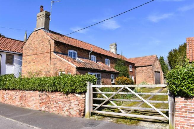 4 bed property, in Main Street, £420,000