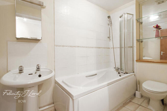 2 bed property, in Tidworth Road, £325,000