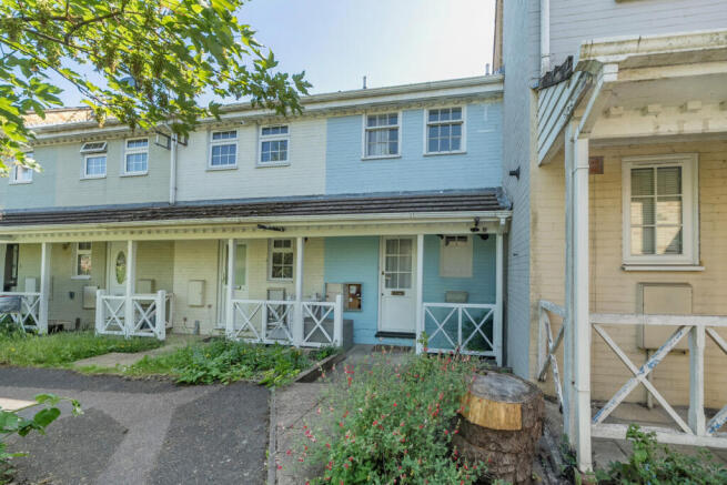 2 bed property, in Lamplighters Close, £300,000
