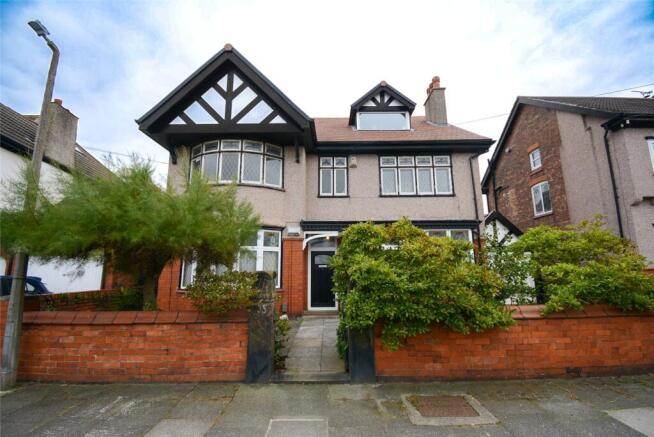 2 bed property, in Lyndhurst Road, £220,000