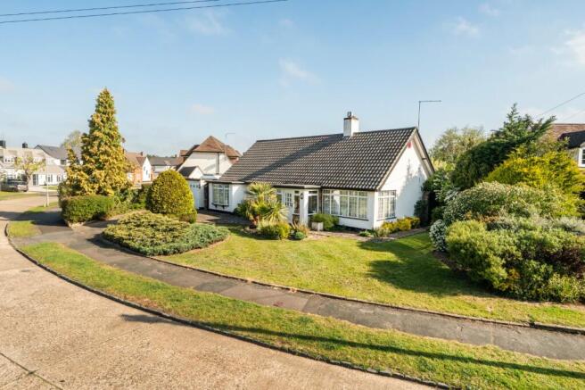 3 bed property, in The Fairway, £850,000