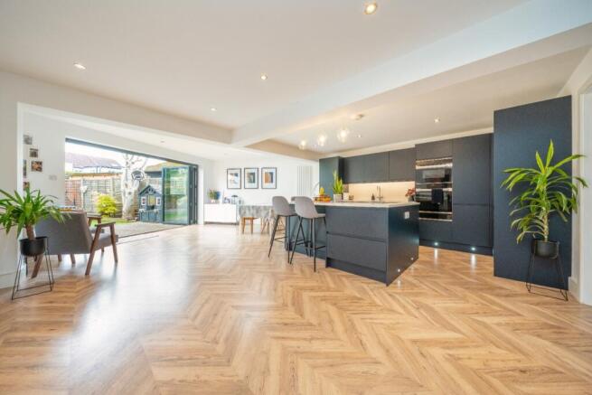 4 bed property, in Mandeville Road, £600,000