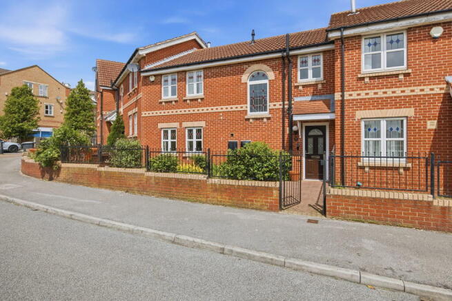 3 bed property, in The Green, £200,000