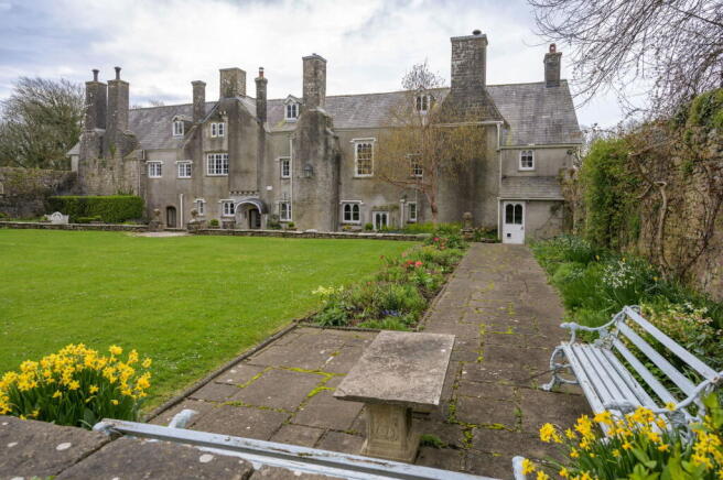 5 bed property, in Nash Manor, £1,350,000