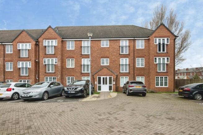 2 bed property, in Westley Court, £120,000