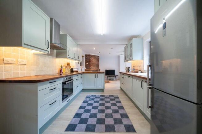 5 bed property, in August End, £750,000
