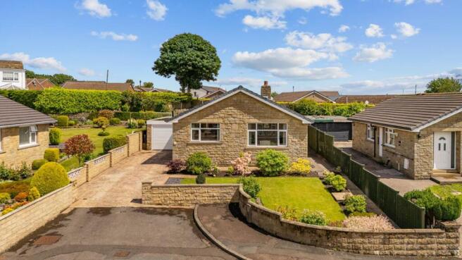 2 bed property, in Hill Close, £300,000