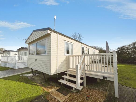 3 bed property, in Carlton Meres Holiday Park, £27,500