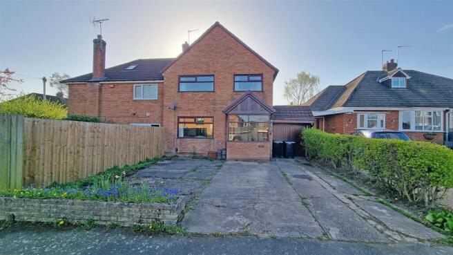 3 bed property, in Kenway, £330,000
