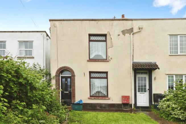 2 bed property, in Clouds Hill Road, £240,000