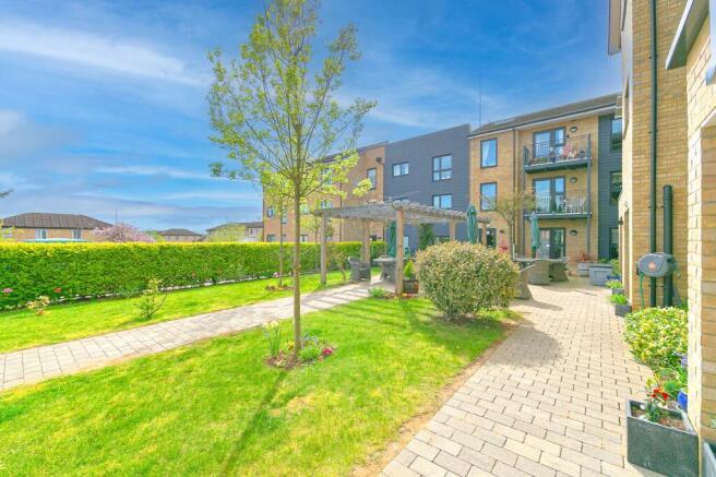 2 bed property, in Hindhead Knoll, £300,000