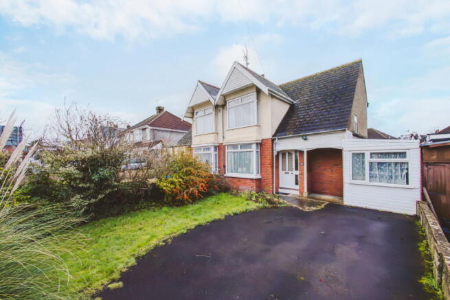 3 bed property, in Cricklade Road, £260,000