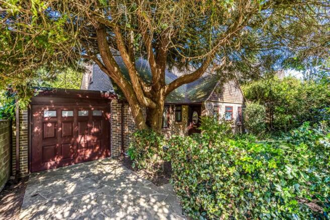 3 bed property, in Downsway, £750,000