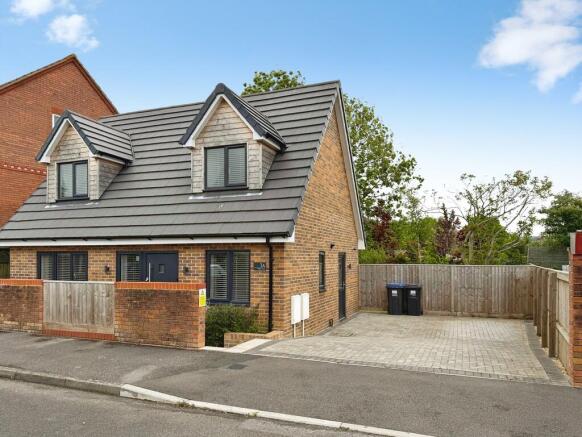 2 bed property, in Bridge Court, £250,000