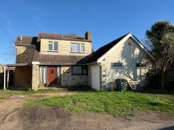 4 bed property, in Mucking Hall Road SS3, £450,000