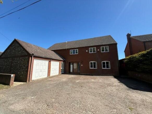 5 bed property, in Autumn Leaves, £450,000