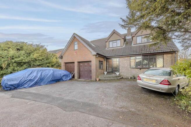 5 bed property, in Poplar Drive, £475,000
