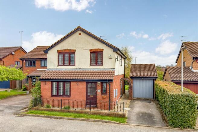 3 bed property, in Mayfair Close, £800,000