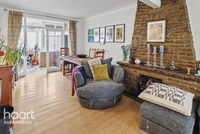3 bed property, in Redbridge Lane East, £600,000