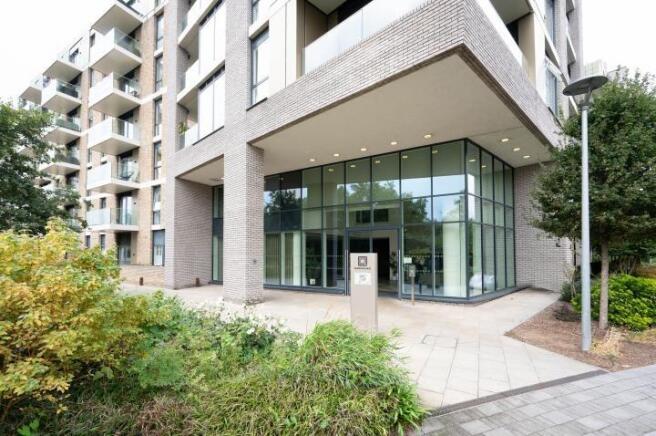 2 bed property, in Hamond Court, £475,000