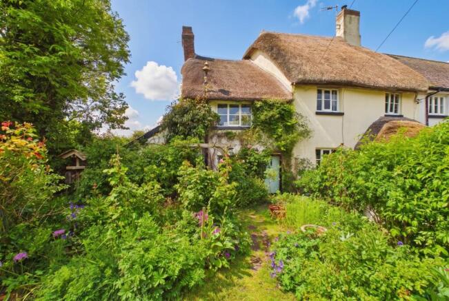 2 bed property, in Wood Lane, £275,000