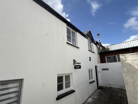 3 bed property, in Well Street, £155,000