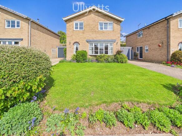 4 bed property, in Chestnut Close, £295,000