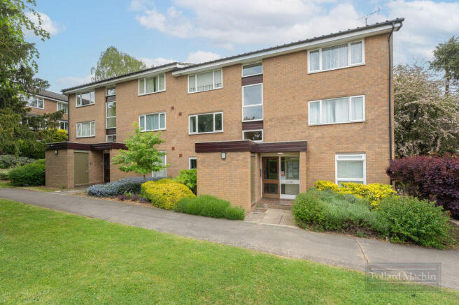 1 bed property, in Engadine Close, £250,000