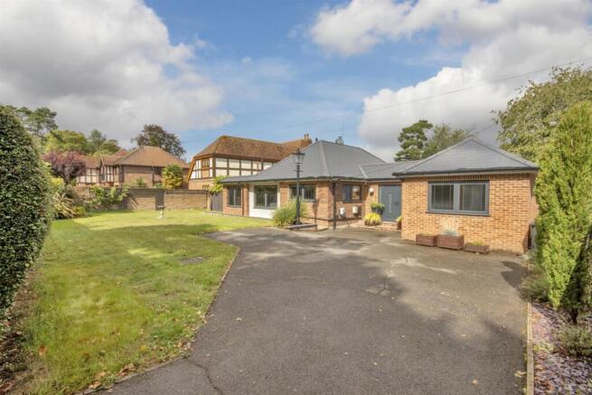 4 bed property, in Fawkham Avenue, £1,100,000