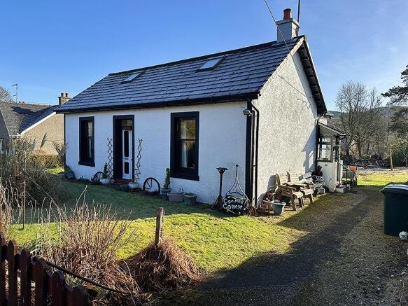 2 bed property, in Portavadie Road, £190,000