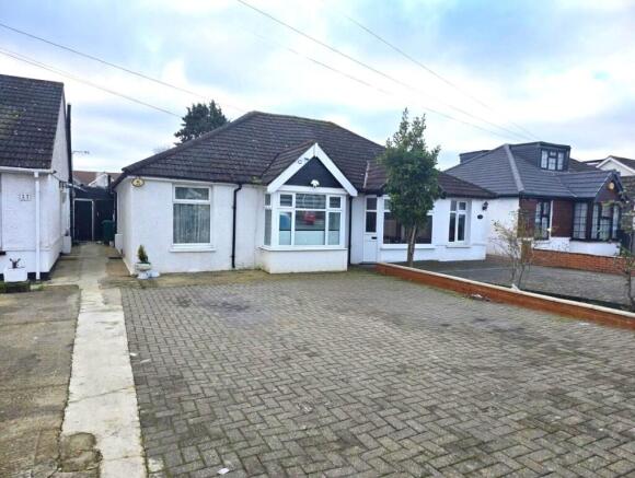 3 bed property, in Pinkwell Avenue, £584,950