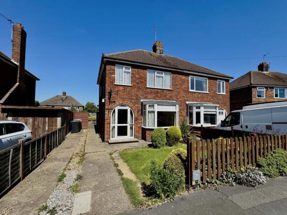 3 bed property, in 37 Southlands Avenue Louth LN11 8EW, £210,000