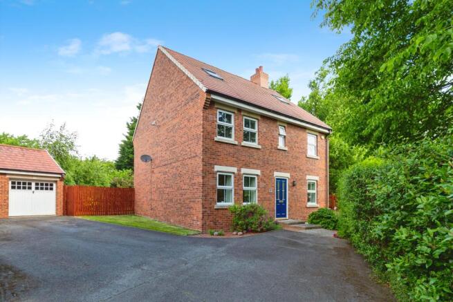 6 bed property, in Merrybent Drive, £385,000