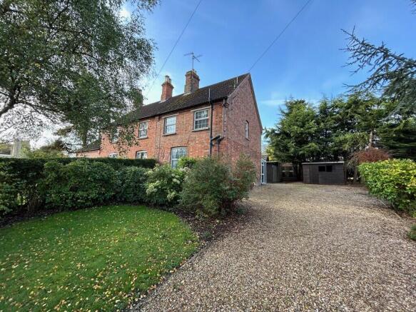 2 bed property, in Main Road, £210,000