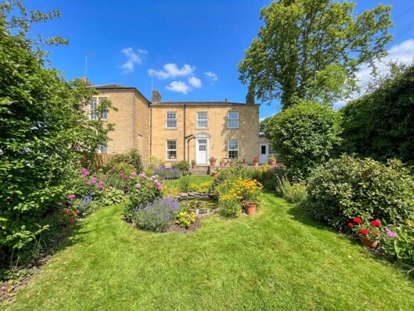 4 bed property, in Cowms Lodge, £575,000