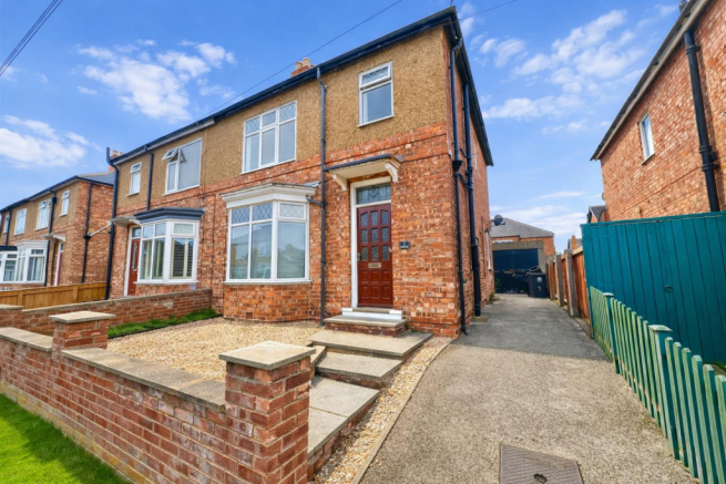 3 bed property, in Newlands Road, £160,000