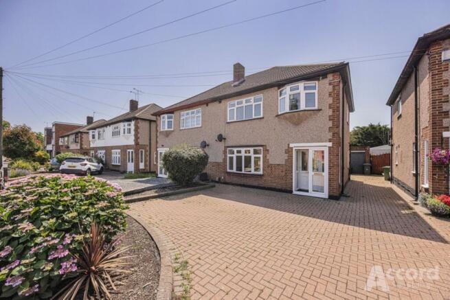 3 bed property, in Pettits Lane North, £525,000