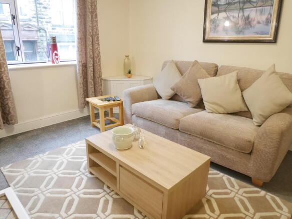2 bed property, in 142 Market Street, £130,000