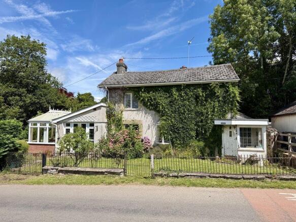 3 bed property, in Llanvapley, £475,000