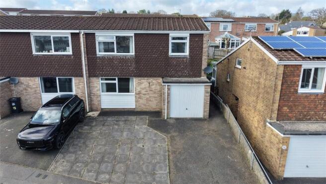 2 bed property, in Highfield Park Road, £230,000