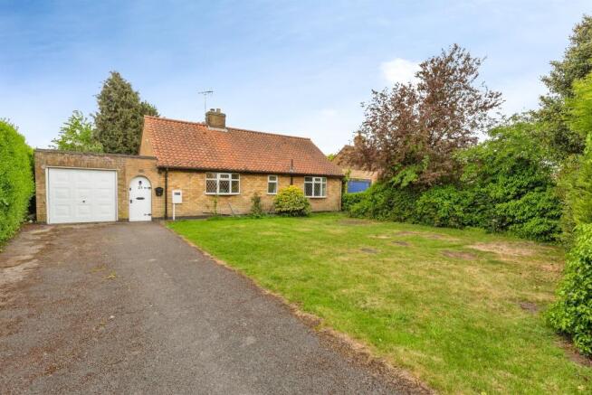 2 bed property, in Strawberry Hall Lane, £200,000