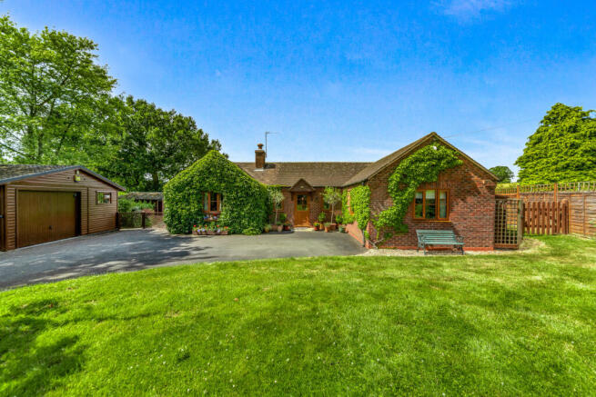 3 bed property, in Menith Wood, £425,000